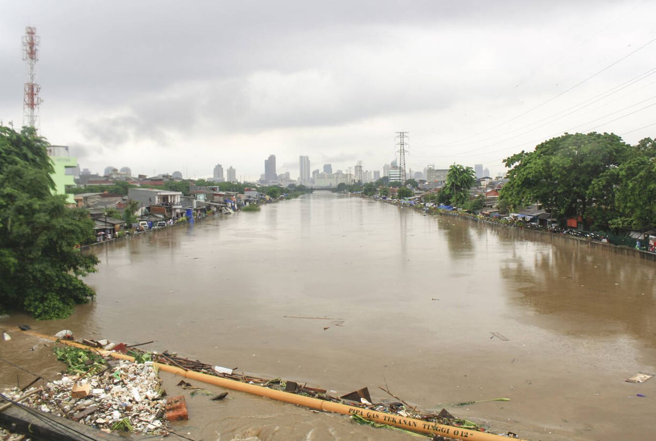 Desbordamiento de uno de los ríos de Yakarta. (iStock)