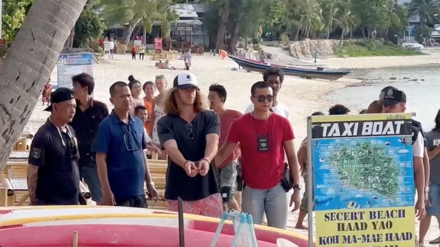 Daniel Sancho y la policía tailandesa, en el puesto donde el joven compró el kayak. (Reuters)