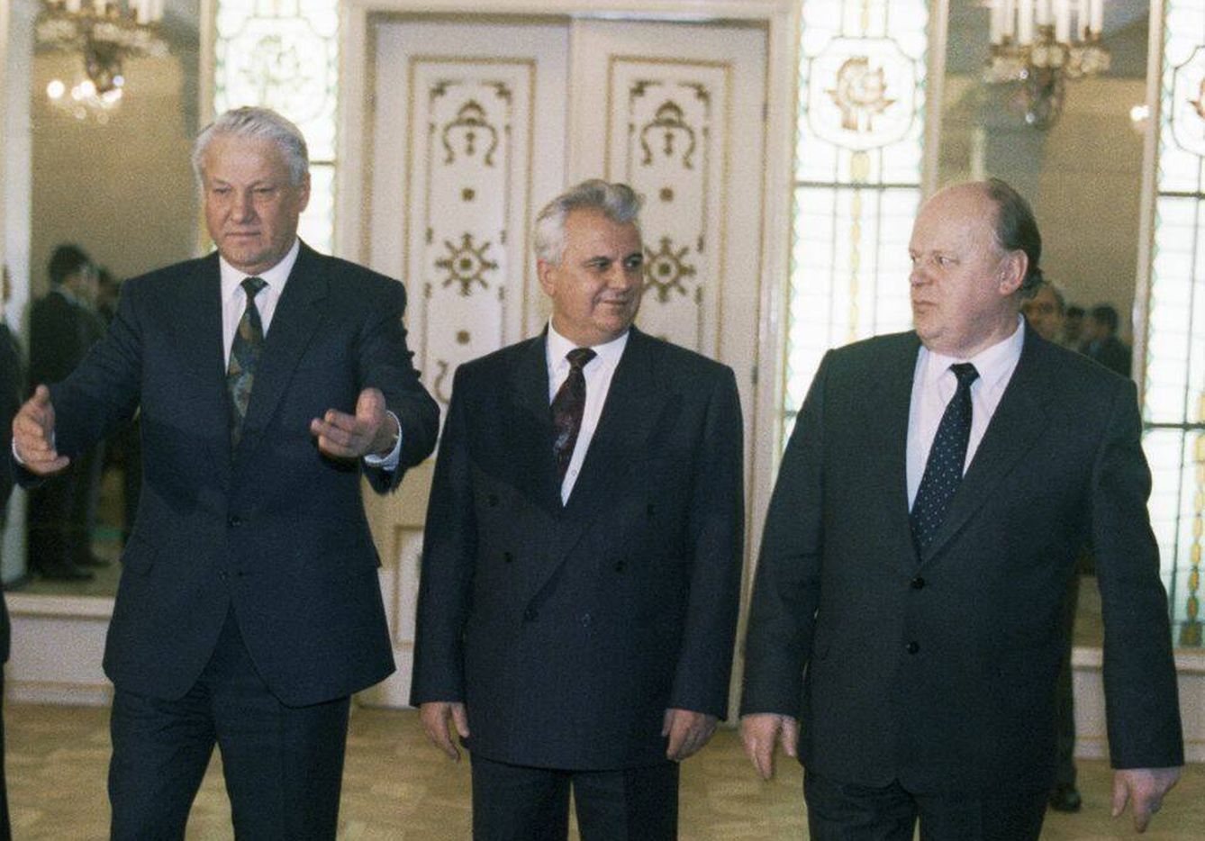 Epresidente ruso Boris Yeltsin, el ucraniano Kravchuk y al bioloruso Shuskiévich.