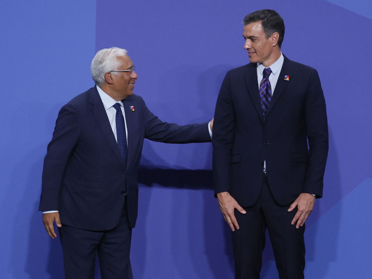 Foto: El presidente del Gobierno, Pedro Sánchez (d), junto con el primer ministro de Portugal, António Costa (i). (EFE/Juanjo Martín)