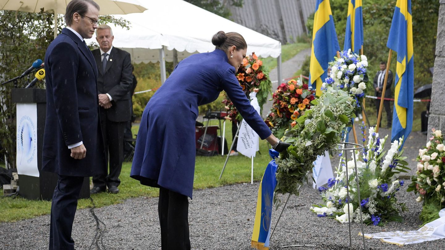 Victoria de Suecia realizando la ofrenda floral a las víctimas. (EFE)