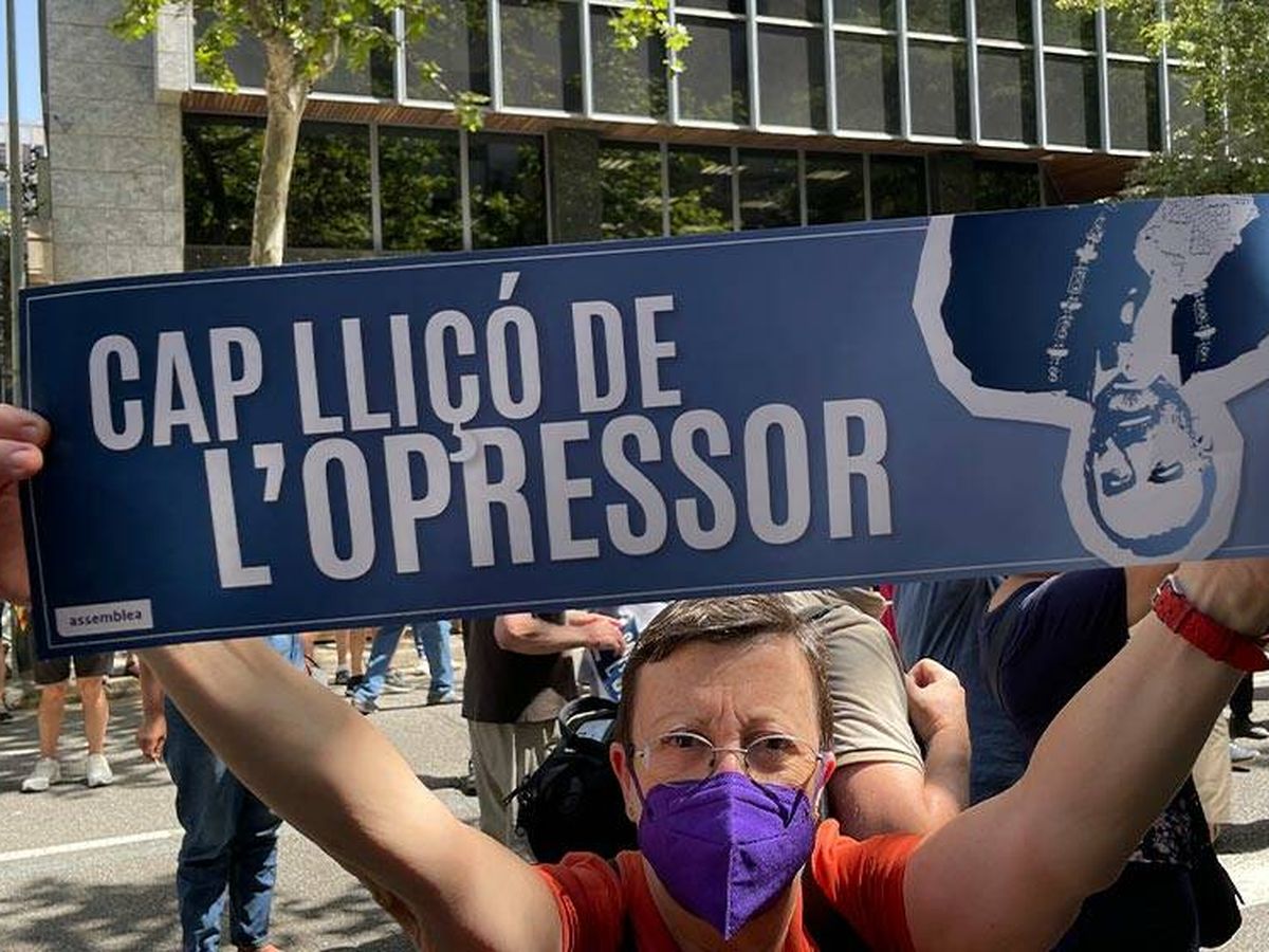 Foto: Pancarta contra Marchena en la protesta de Barcelona. (A.F.)