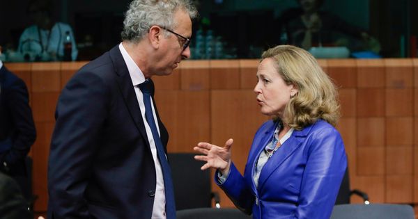 Foto: La ministra española de Economía, Nadia Calviño (d), saluda al ministro luxemburgués de Finanzas, Pierre Gramegna (i). (EFE)