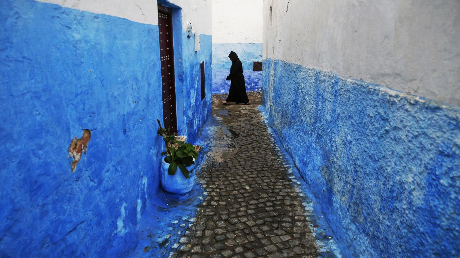 Foto: Una mujer pasea en Rabat, Marruecos. (Reuters)