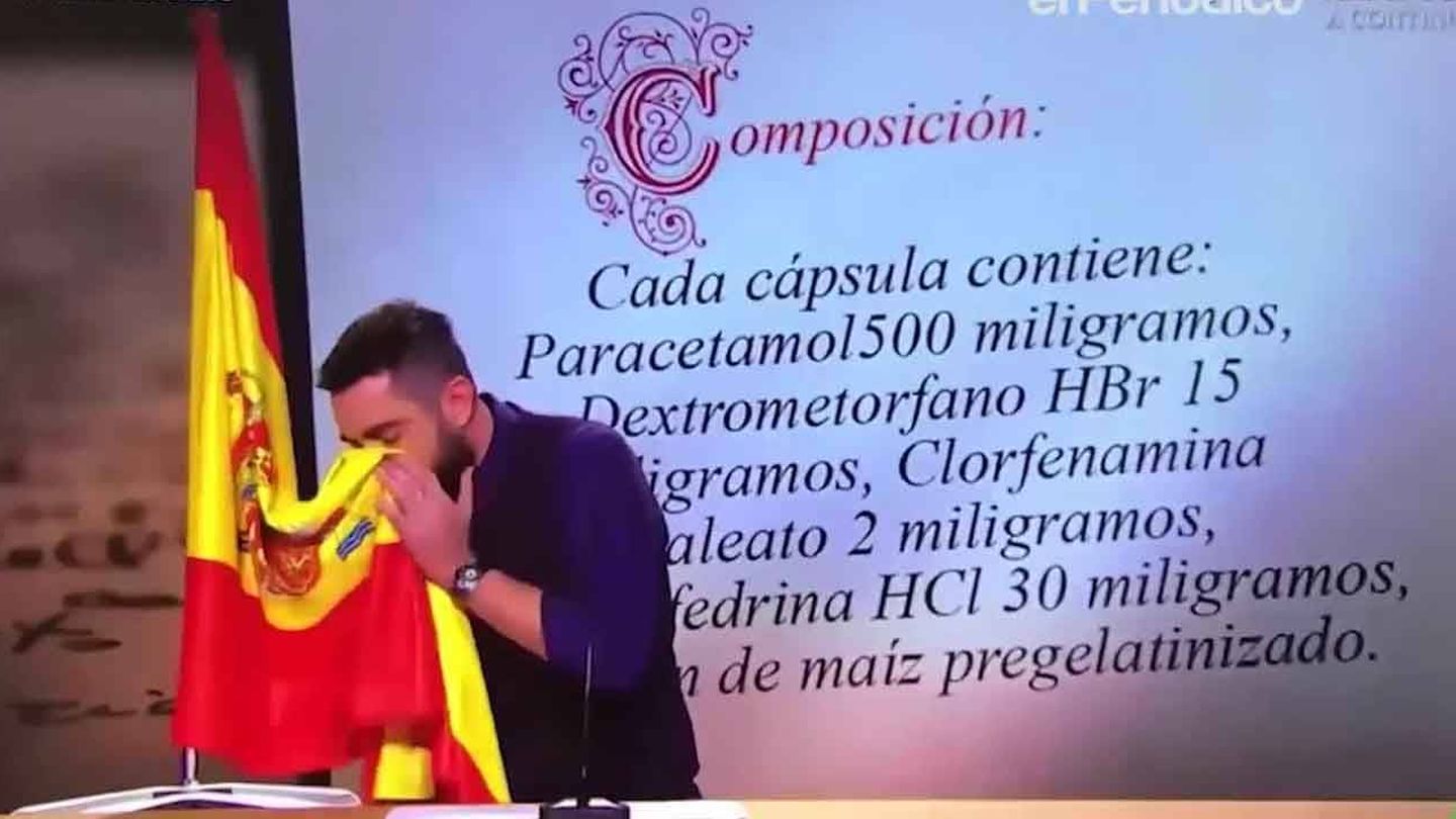 Dani Mateo sonándose la nariz con la bandera española. (Atresmedia Televisión)