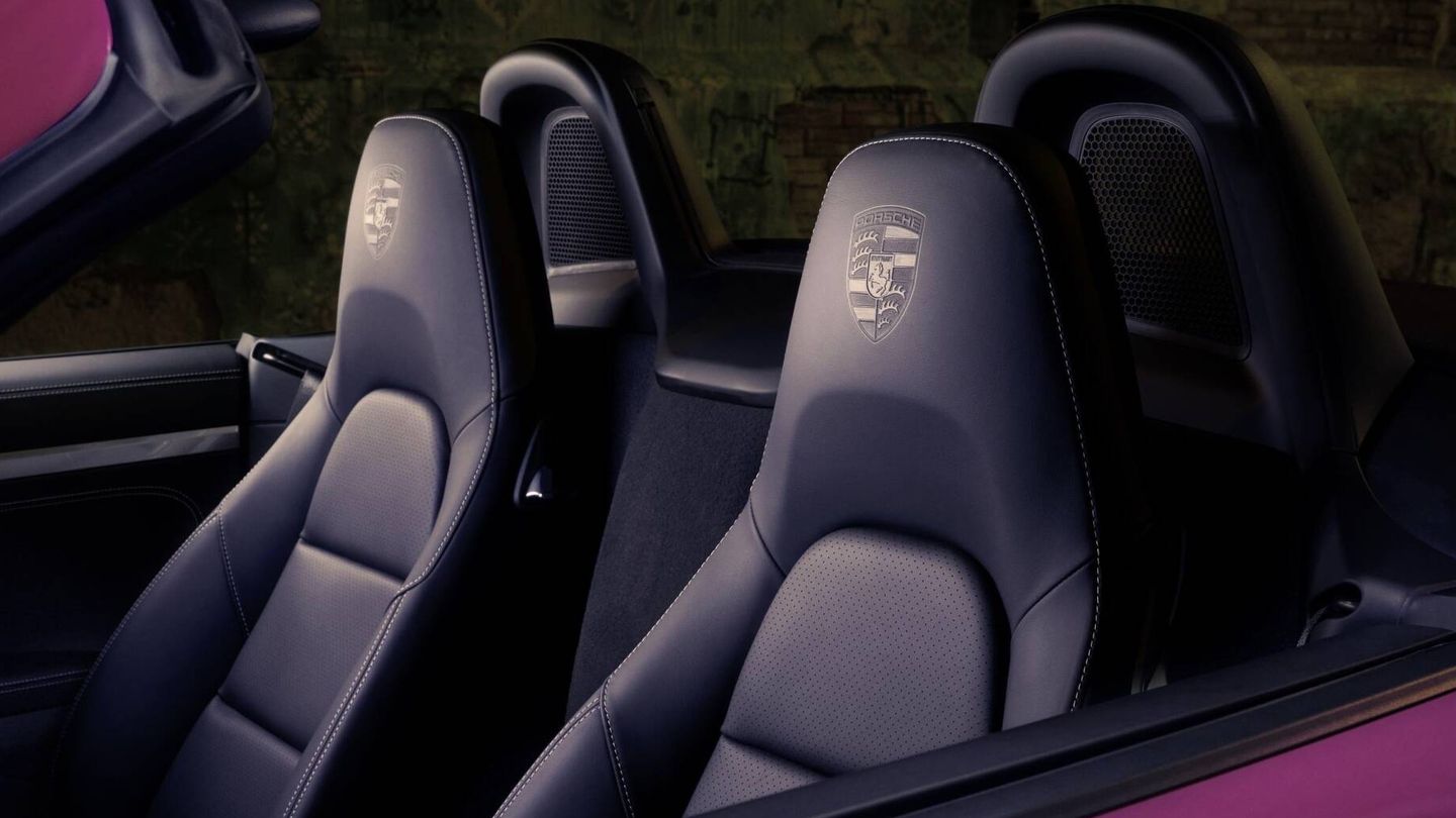Los asientos de cuero negro tienen el emblema de Porsche en el reposacabezas.