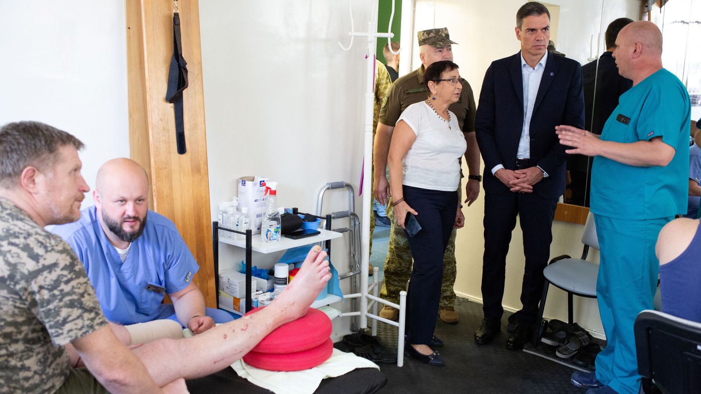 Sánchez visita un hospìtal militar en Kiev. (Reuters)