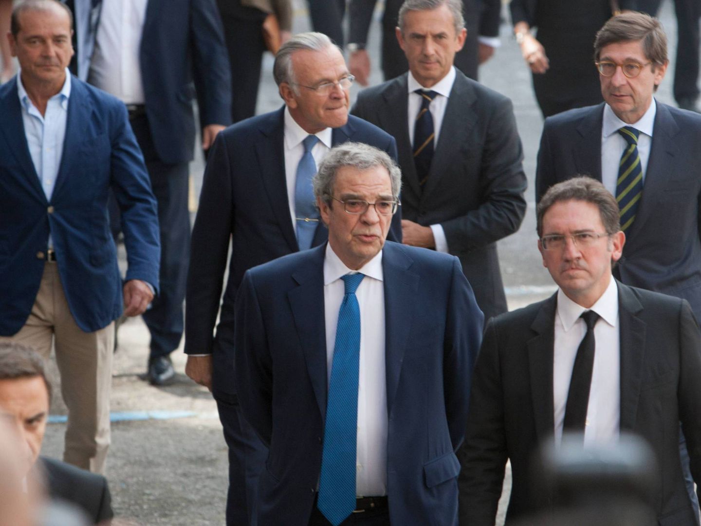 Fainé y Goirigolzarri, detrás de César Alierta, durante el funeral de Emilio Botín en Santander. (Cordon Press)