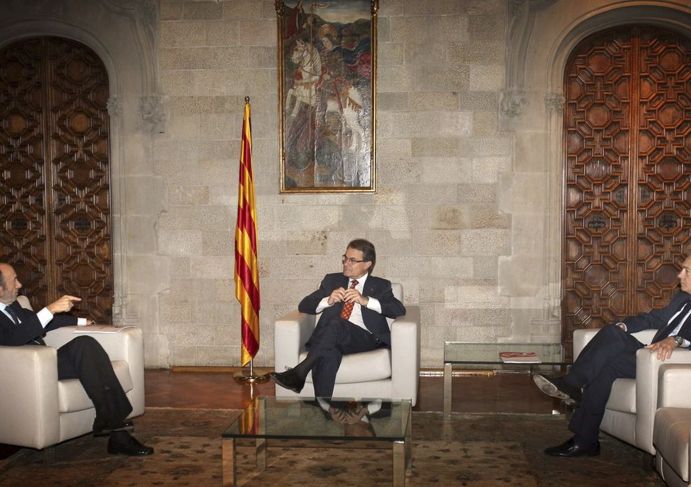 Foto: El presidente de la Generalitat, Artur Mas, ha recibido esta mañana al secretario general del PSOE, Alfredo Pérez Rubalcaba (i), y al líder del PSC, Pere Navarr