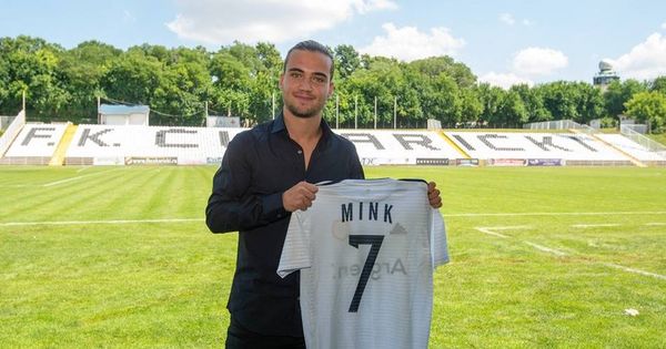 Foto: Mink posando con la camiseta de su nuevo equipo. (Cukaricki Belgrado) 