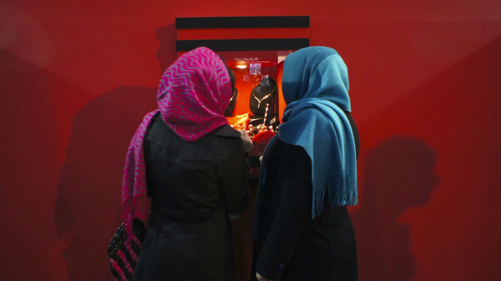 Foto: Dos mujeres iraníes observan un escaparte en un comercio de Teherán (Reuters).
