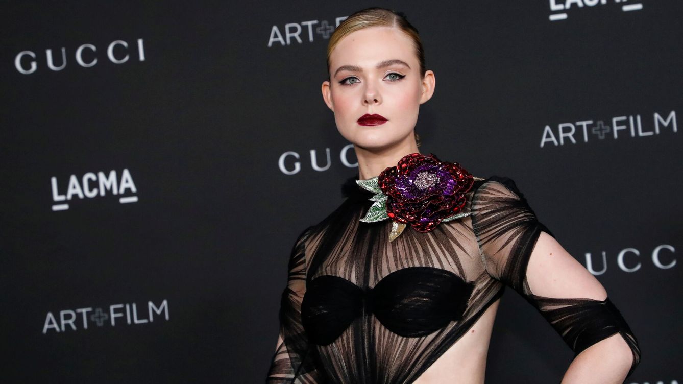 El regreso fashion de Elle Fanning (y el guiño al escote de Bella Hadid en Cannes)