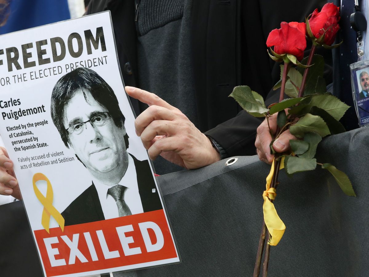 Foto: Manifestación a favor de Puigdemont. (Reuters/Yves Herman)