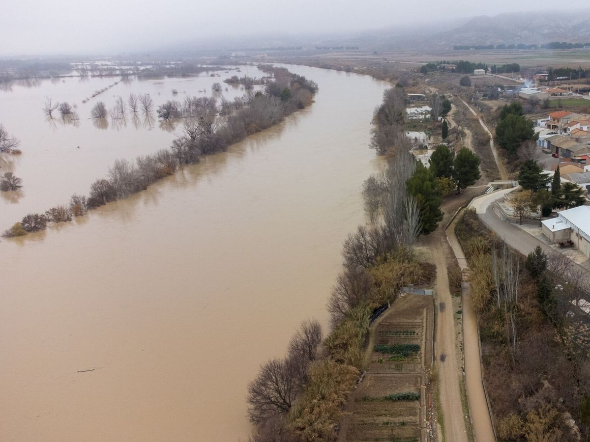 Foto: Vista aérea del río Ebro desbordado a su paso por la localidad zaragozana de Osera. (EFE/Javier Cebollada)