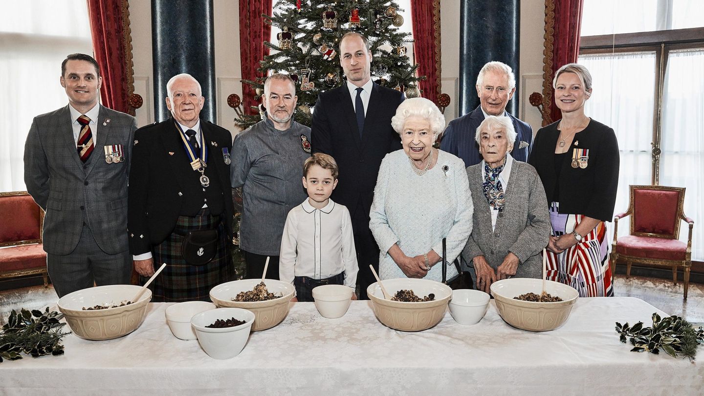 Cuatro generaciones celebrando la Navidad con personal de palacio. (Reuters)