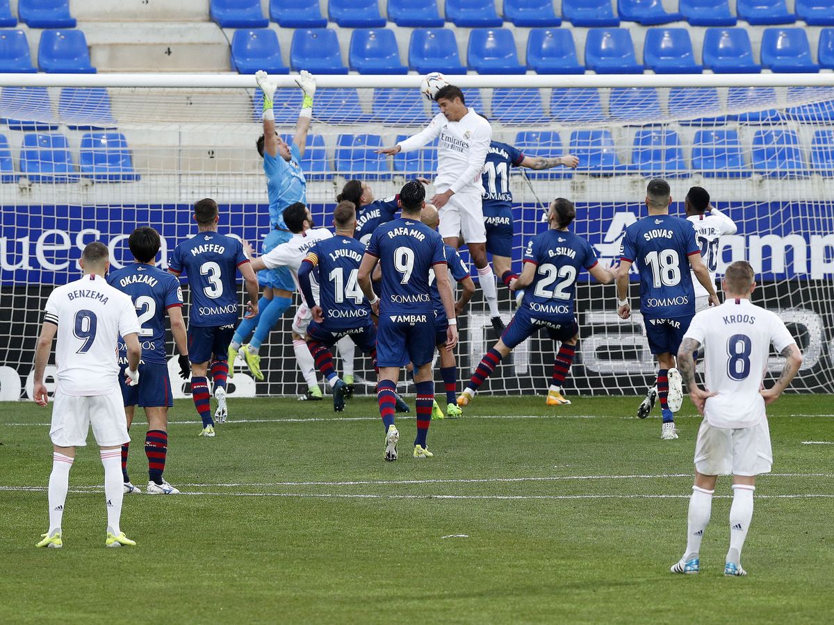 Foto: Raphaël Varane marca su primer gol ante el Huesca. (Reuters)