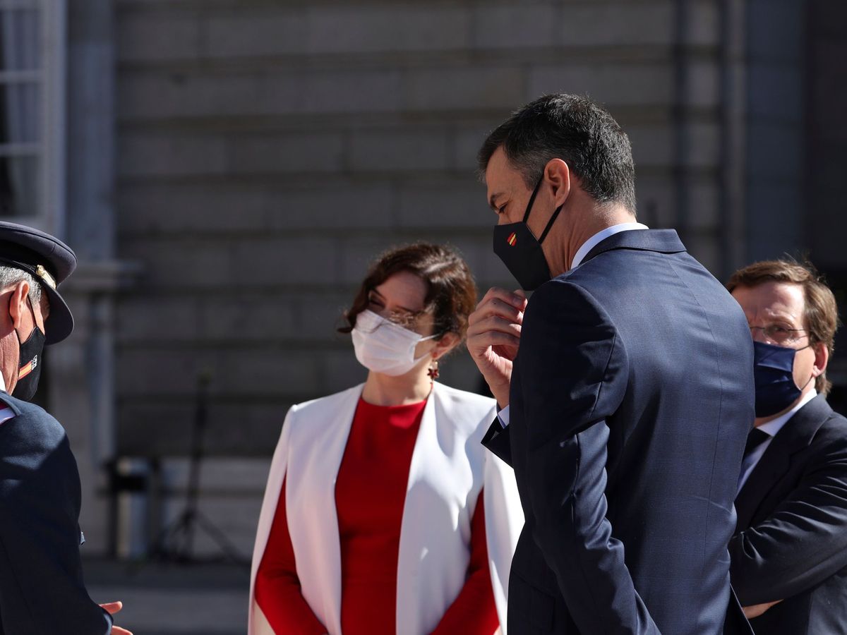 Foto: El presidente del Gobierno, Pedro Sánchez (d), junto a la presidenta de la Comunidad de Madrid, Isabel Díaz Ayuso (c). (EFE)