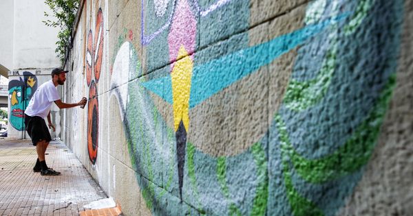 Foto: Fotografía de archivo de un grafitero pintando una pared. (EFE)
