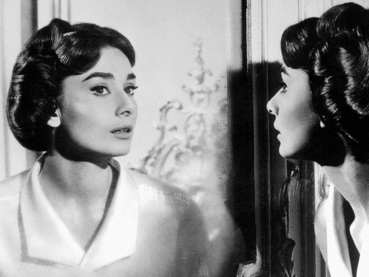 Foto: Audrey Hepburn, frente al espejo. (Gtres/Bridgeman Images)