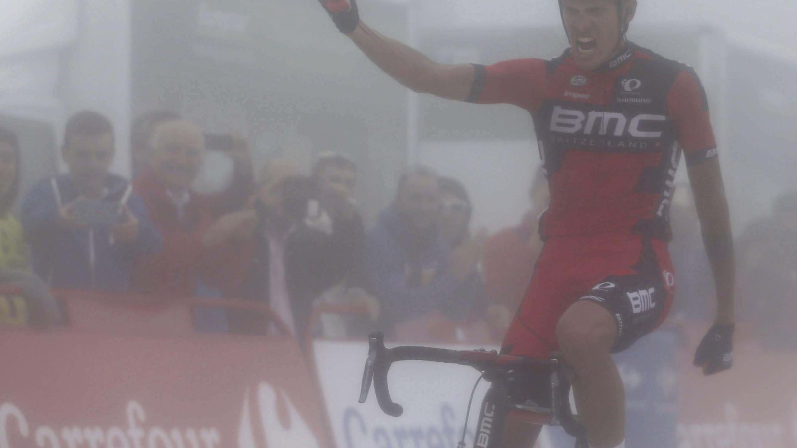 Foto: La niebla 'ocultó' la victoria de De Marchi (EFE).