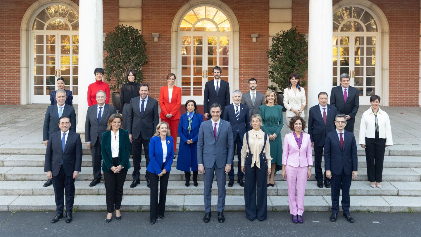 Foto de familia, del presidente del Gobierno de la XV legislatura, Pedro Sánchez, junto a las vicepresidentas y ministros del Ejecutivo. (Europa Press)