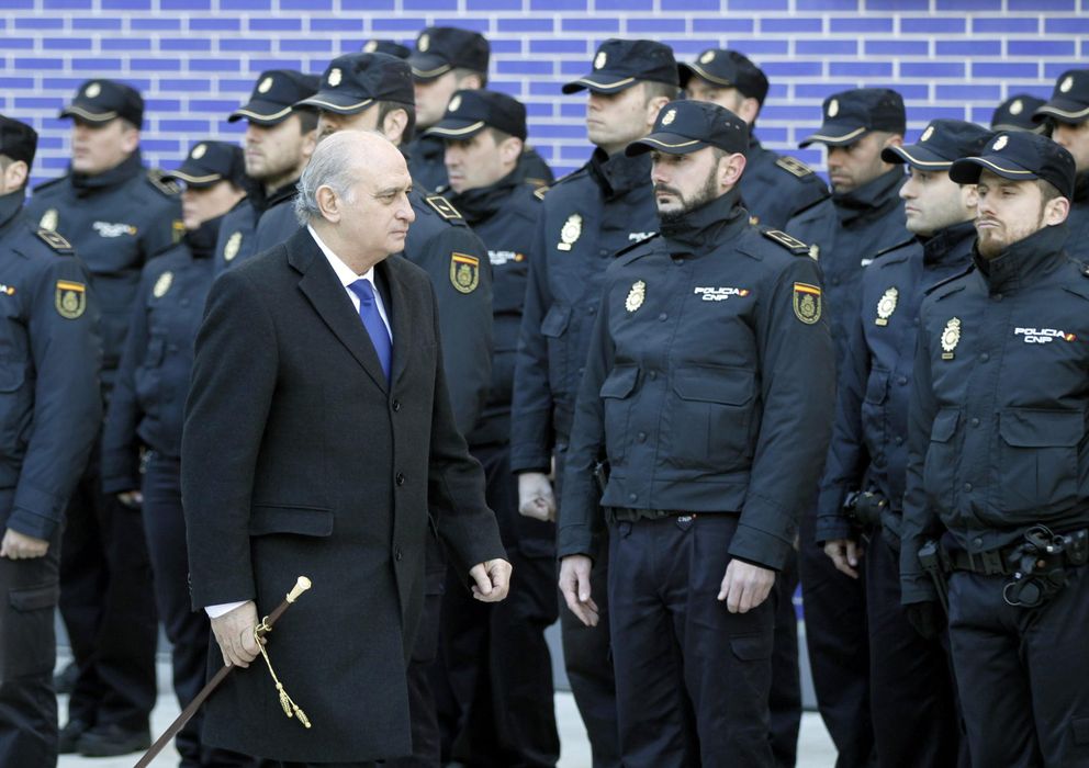Foto: El ministro de Interior presenta a los nuevos oficiales del Cuerpo Nacional de Policía. (EFE)