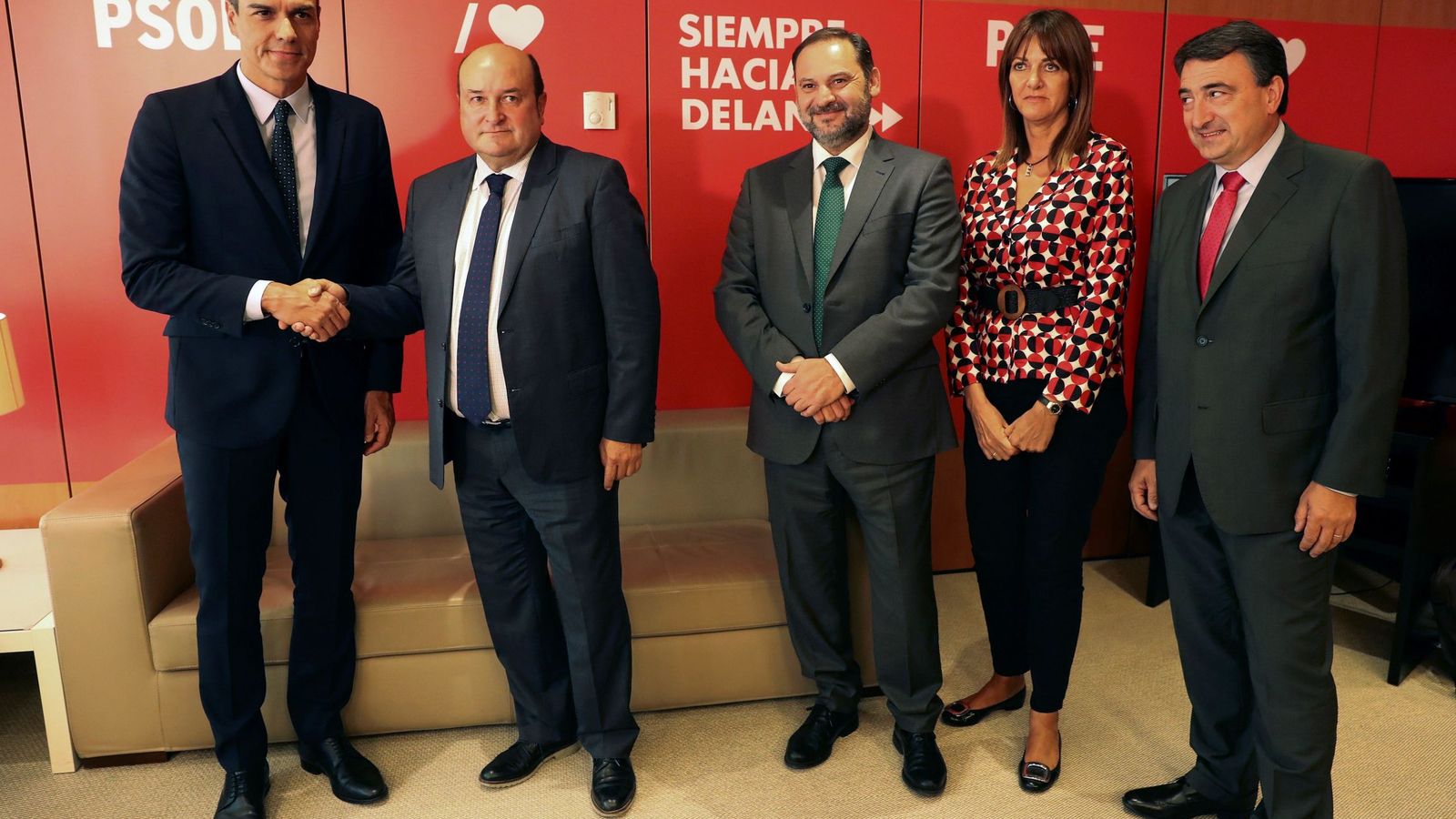 Foto: Pedro Sánchez y Andoni Ortuzar, con José Luis Ábalos, Idoia Mendia y Aitor Esteban, este 4 de septiembre en Ferraz. (EFE)