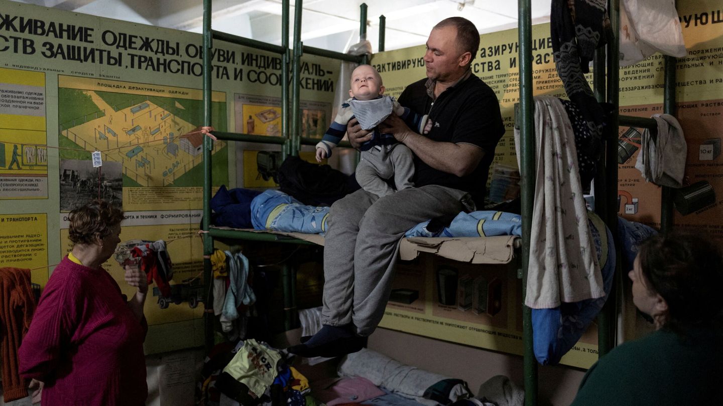 Un hombre con su hijo dentro de la planta de Azot, donde se refugiaban de un bombardeo, el pasado 16 de abril. (Reuters/Marko Djurica)
