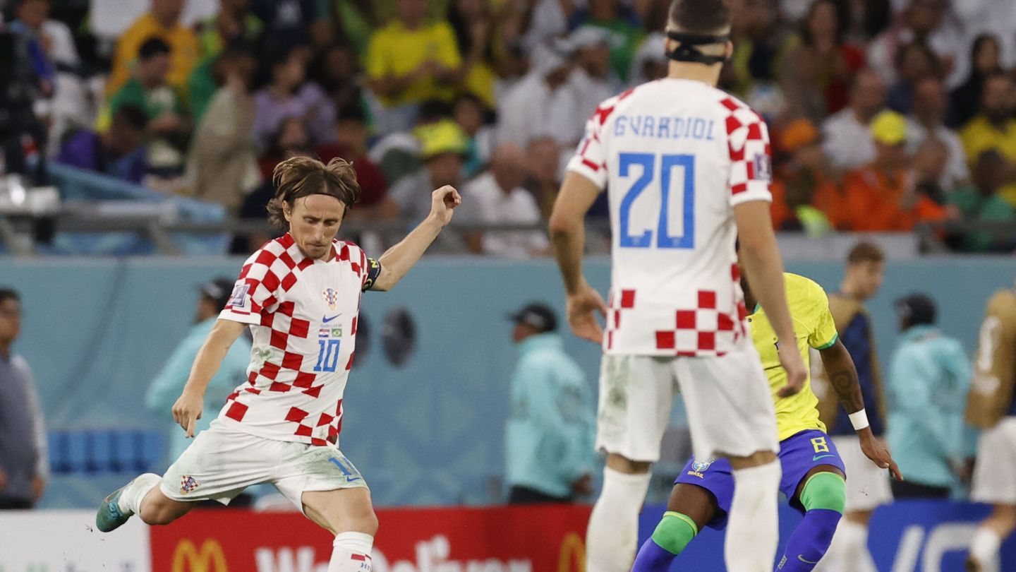 Luka Modric golpea el balón ante la mirada de Josko Gvardiol.