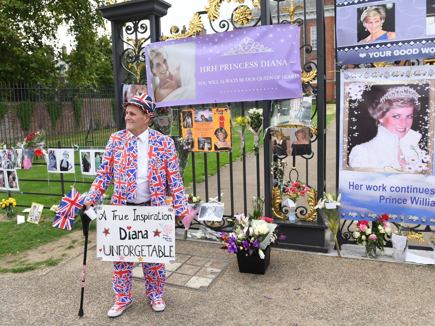 Un hombre posa junto a un memorial con varias imágenes de Diana de Gales en Londres . (EFE)