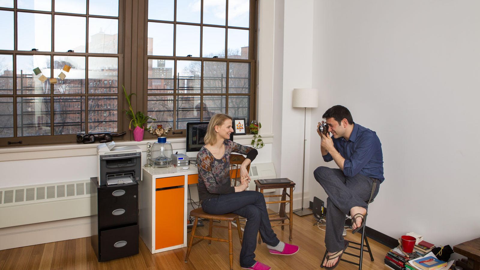 Foto: El fotógrafo mejicano Carlos David y su pareja, en uno de los apartamentos  El Barrio's Artspace. (CD)