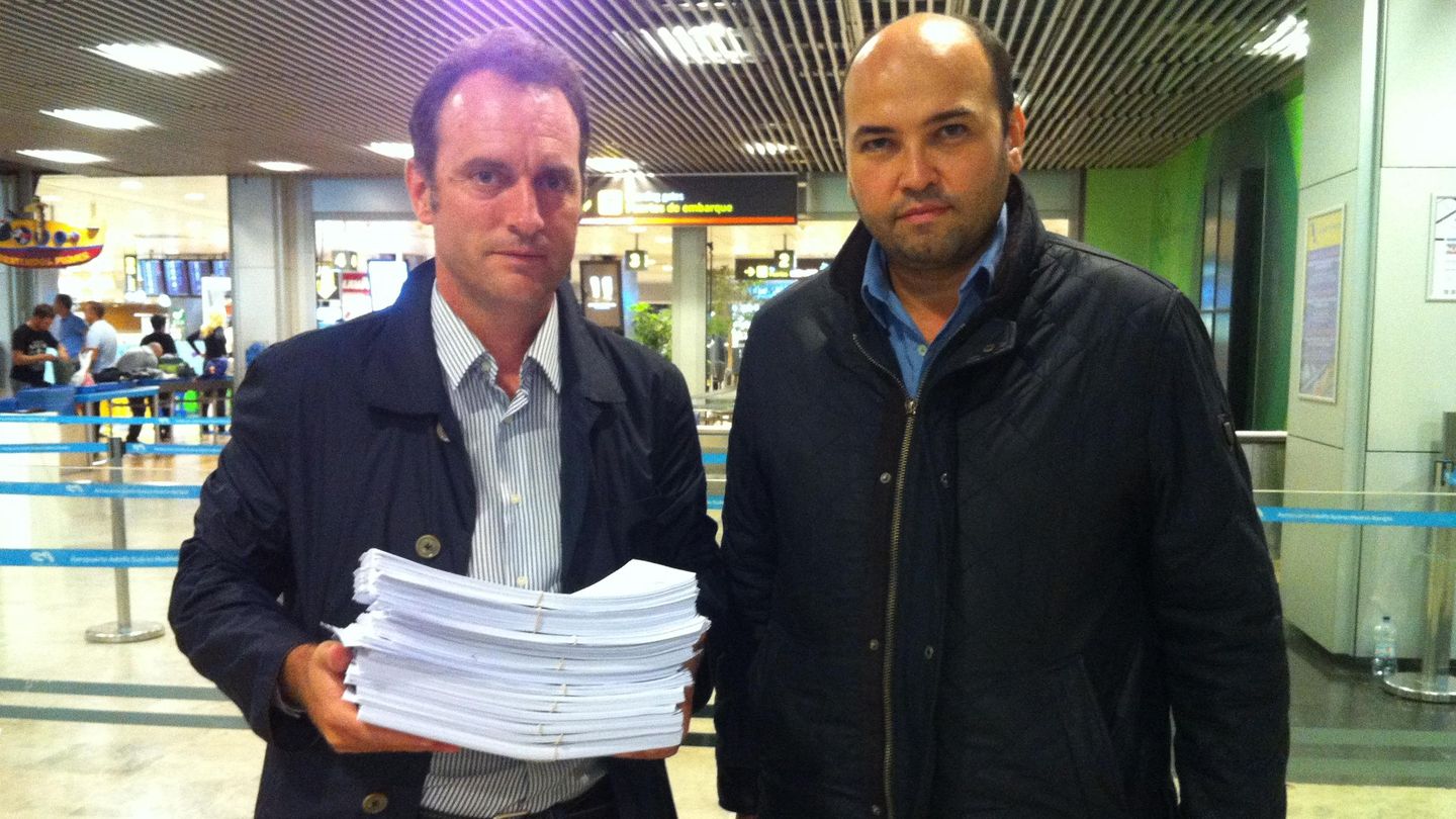 Daniel Portero, junto al abogado Miguel Ángel Rodríguez Arias, antes de presentar la denuncia en Argentina. (EC)