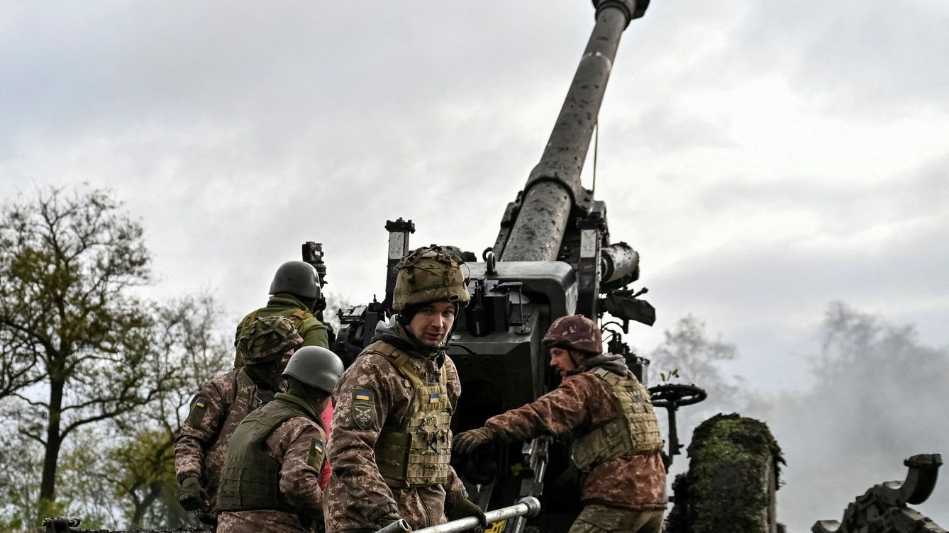 Foto: Miembros del Ejército ucraniano junto a un tanque en la región de Zaporiyia. (Reuters/Marko Djurica)