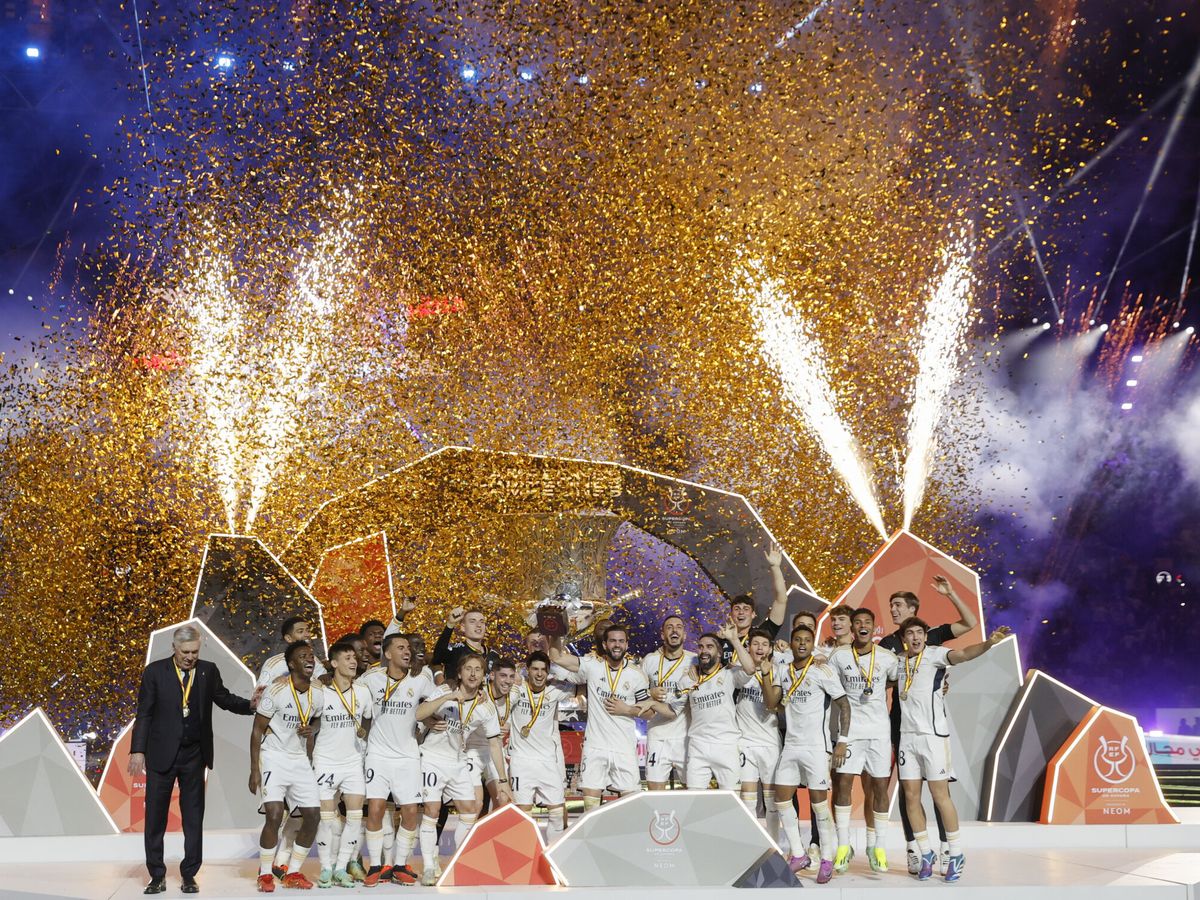 Foto:  Los jugadores del Real Madrid celebran su victoria en la final de la Supercopa de España en Riad. (EFE/Juan Carlos Cárdenas)