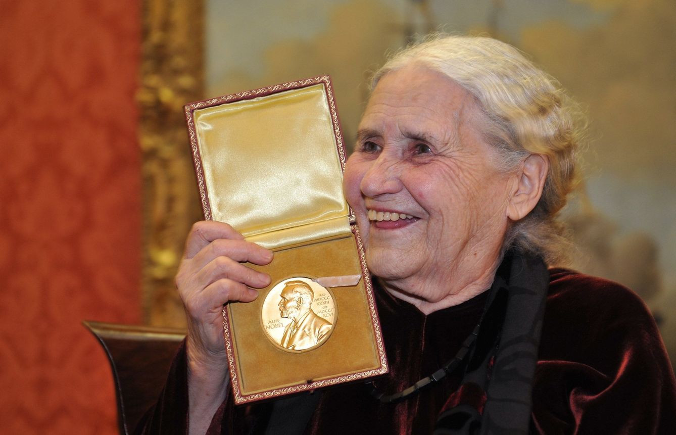 Doris Lessing posa con la medalla del Premio Nobel de Literatura. REUTERS / Toby Melville