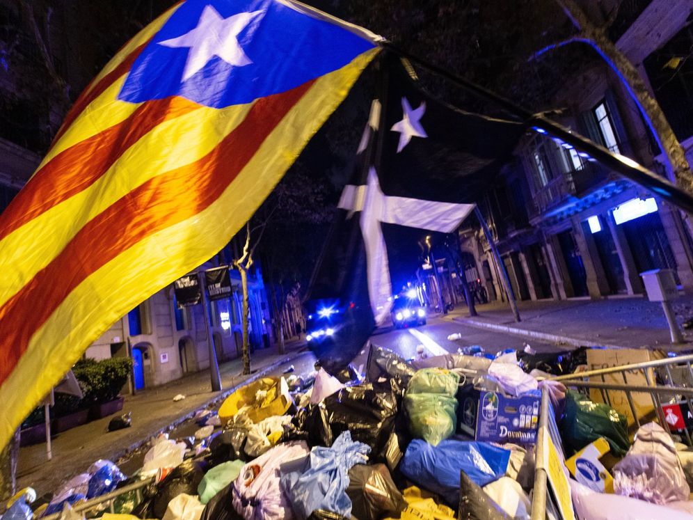 Foto: Centenares de personas arrojan bolsas de basura ante delegación del gobierno en Barcelona. (EFE)
