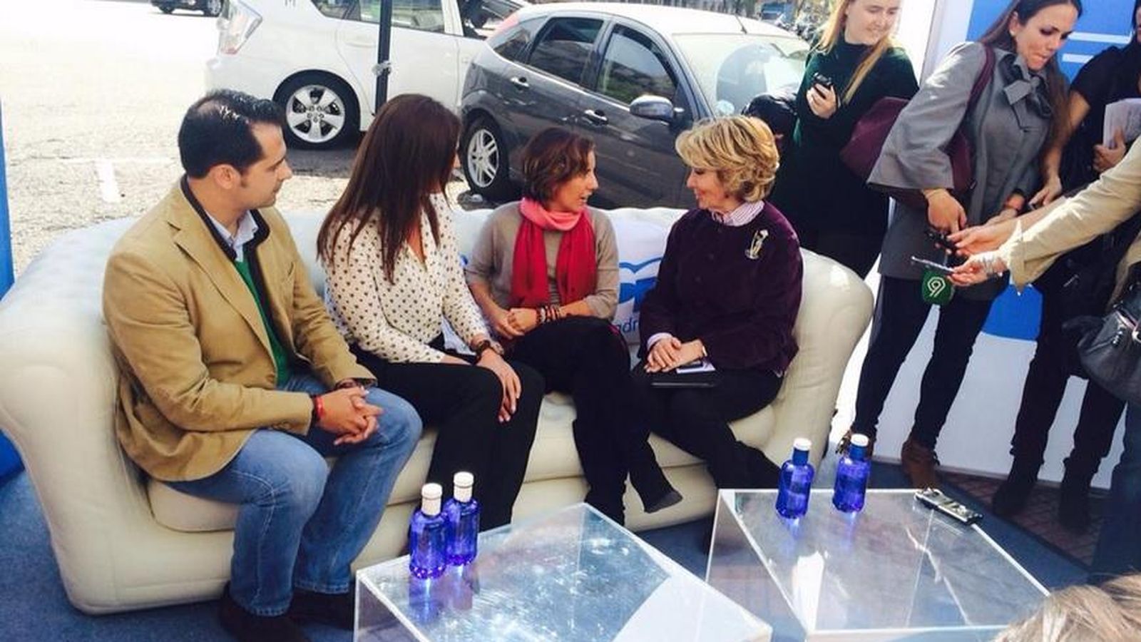 Foto: Aguirre ha puesto un sofá en la calle para escuchar las sugerencias de los ciudadanos (Twitter/@EsperanzAguirre)