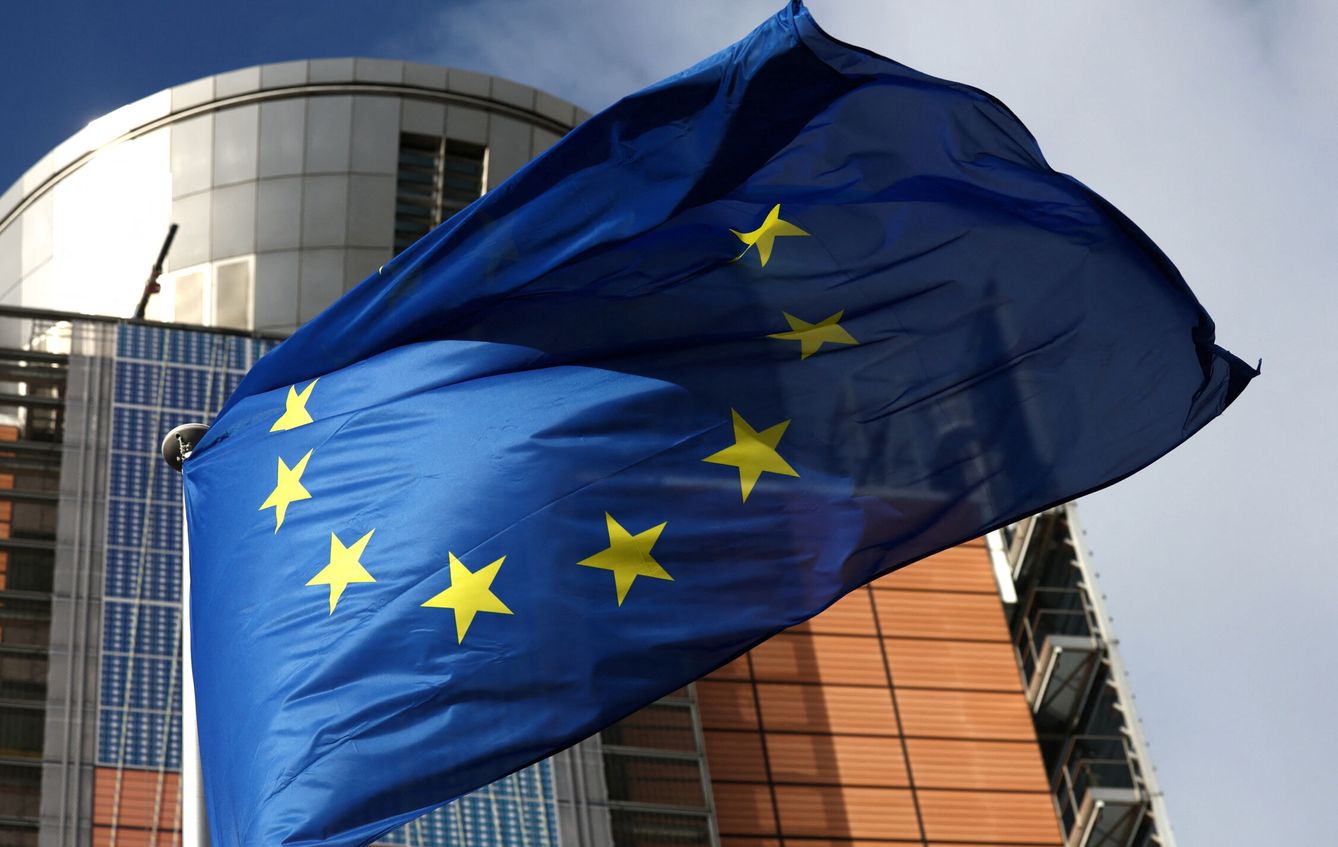 Bandera europea frente a la Comisión en Bruselas. (EFE)