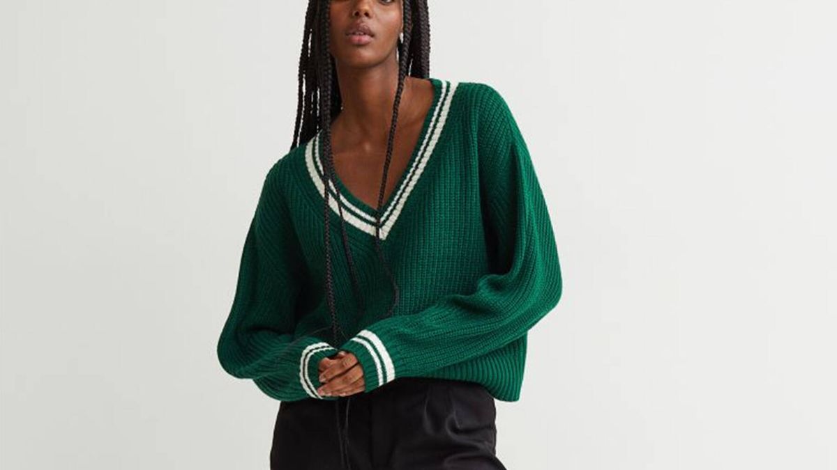 El jersey verde de H&M para sumarte a la tendencia viral del año