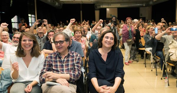 Foto: La alcaldesa de Barcelona, Ada Colau (d), junto a los números dos y tres de los 'comuns', Joan Subirats (c) y Janet Sanz (i), durante una asamblea del partido. (EFE)