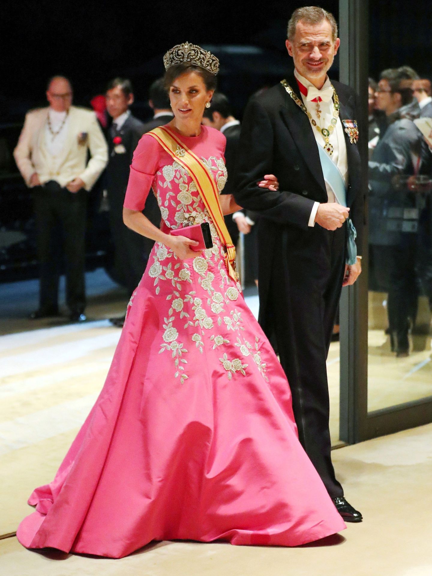 Letizia, con vestido y clutch de Carolina Herrera en Japón. (EFE)