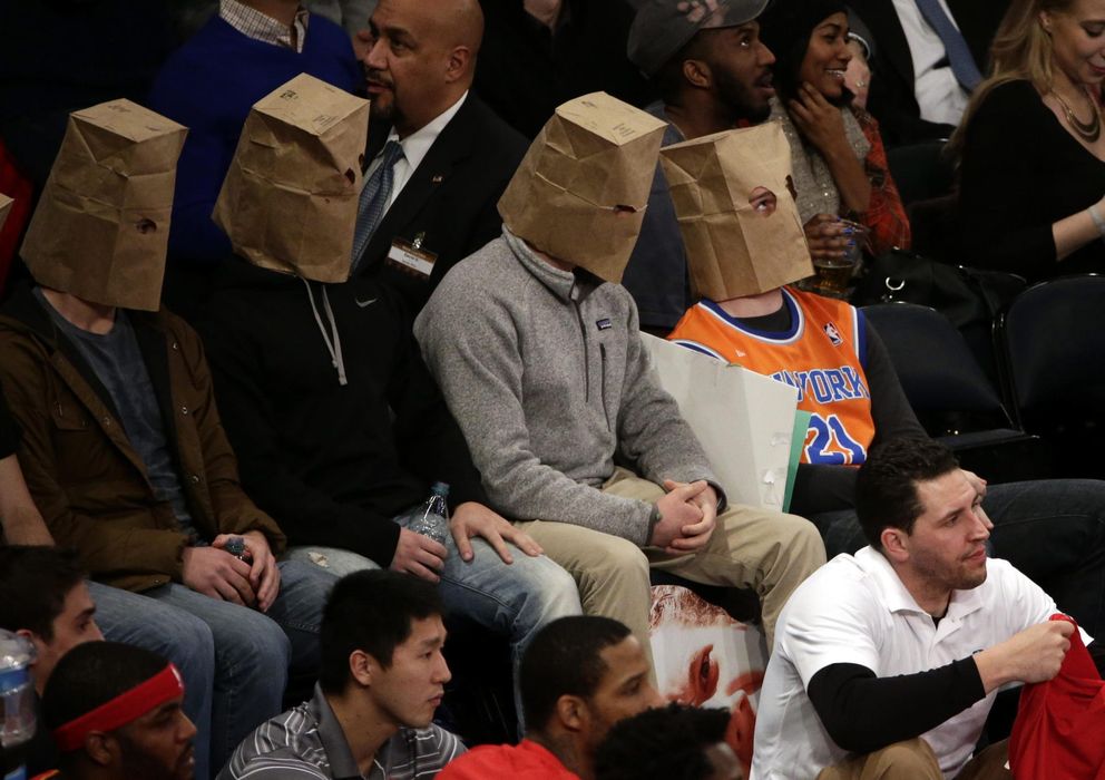 Foto: Aficionados de los New York Knikcs se tapan la cara para no ser reconocidos en el Madison Square Garden.