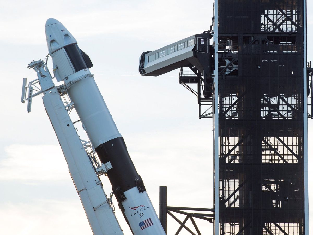 Foto: Cohete SpaceX Falcon 9 con la nave espacial Crew Dragon, mientras se eleva a una posición vertical