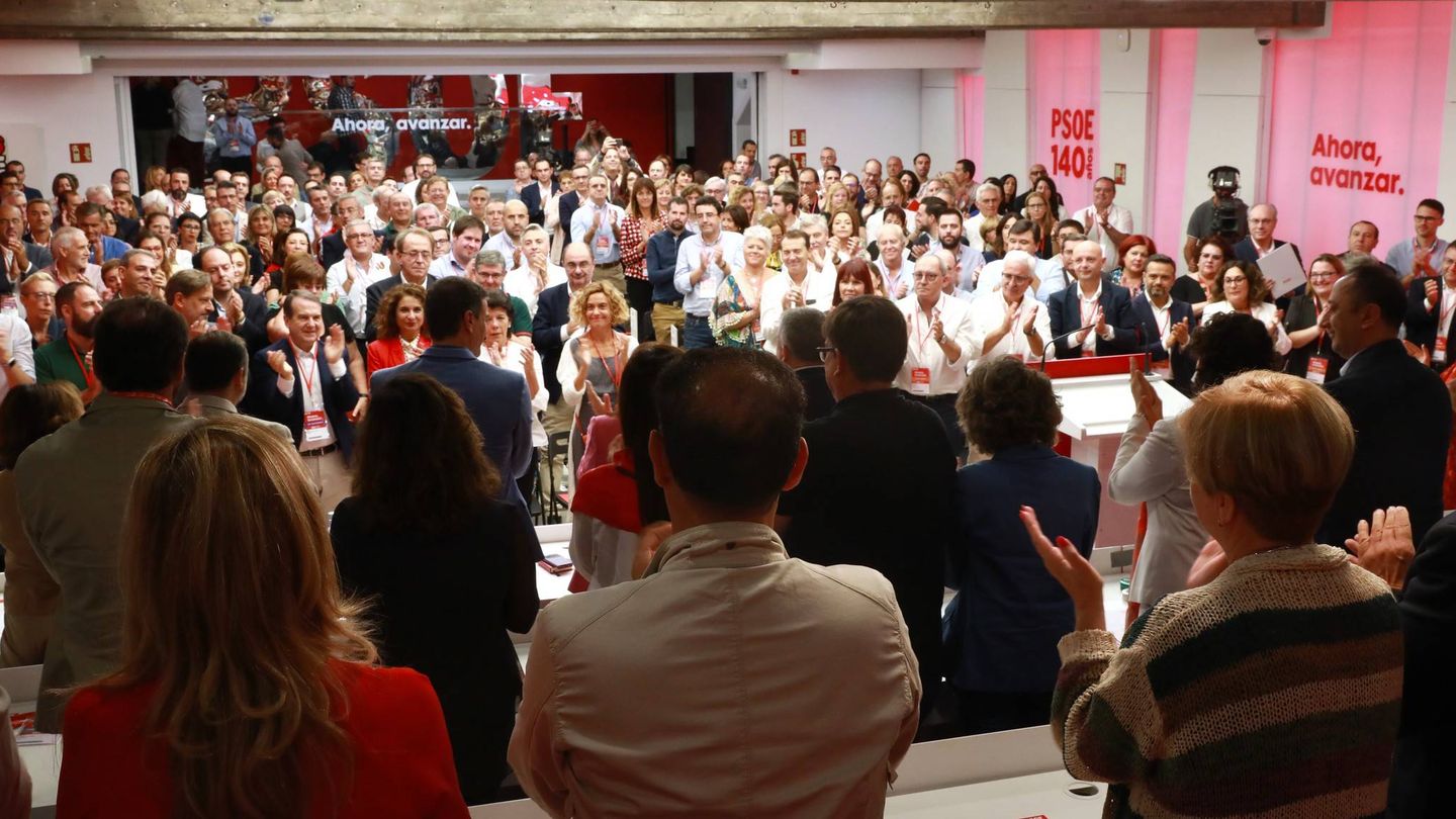 El comité federal del PSOE aplaude a su secretario general y presidente del Gobierno en funciones, Pedro Sánchez, tras su intervención, el pasado 28 de septiembre en Ferraz. (Inma Mesa | PSOE)