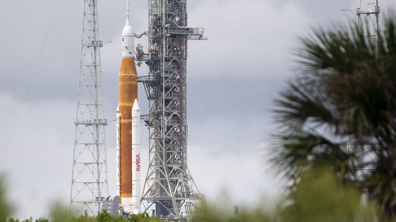 Foto: El cohete SLS con la cápsula Orión abordo a la espera del lanzamiento hoy lunes 29. (Reuters)