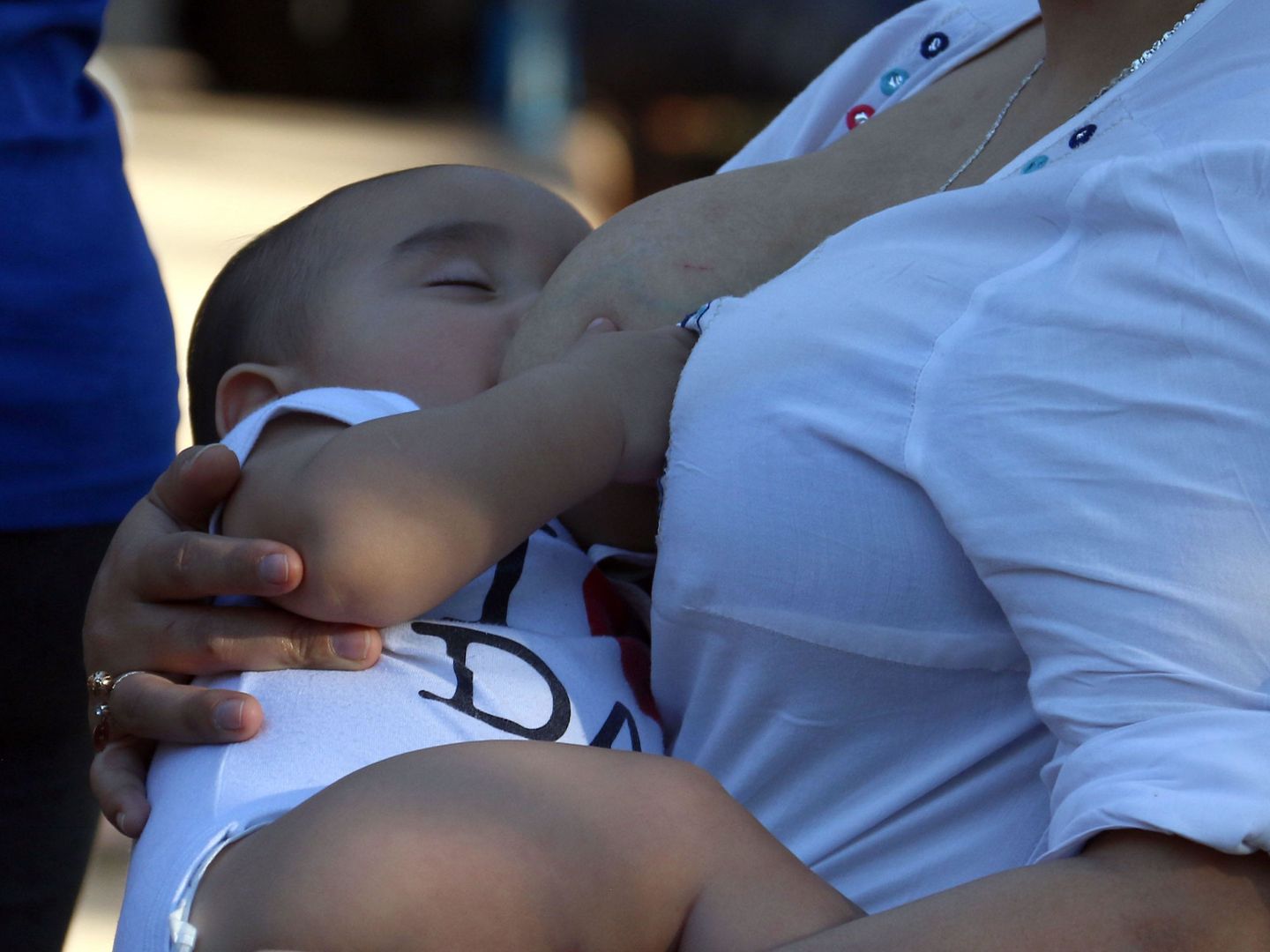Una mujer protesta para pedir que se permita a las madres amamantar a sus bebés en lugares públicos. (EFE)