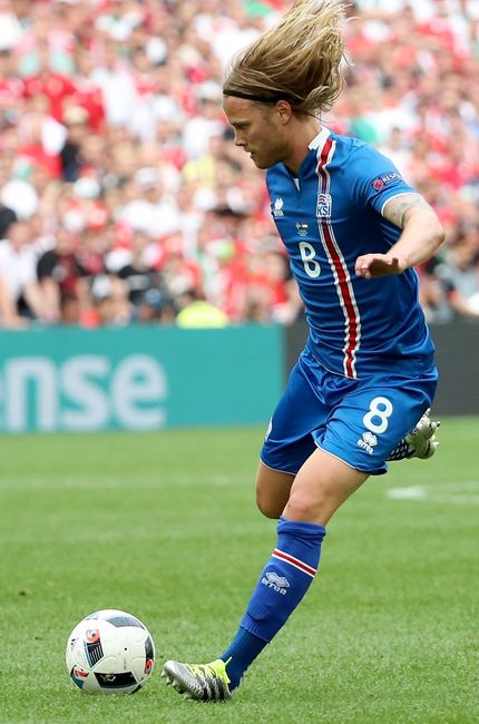 . Marseille (France), 18 06 2016.- Birkir Bjarnason of Iceland in action during the UEFA EURO 2016 group F preliminary round match between Iceland and Hungary at Stade Velodrome in Marseille, France, 18 June 2016.  (RESTRICTIONS APPLY: For editorial news reporting purposes only. Not used for commercial or marketing purposes without prior written approval of UEFA. Images must appear as still images and must not emulate match action video footage. Photographs published in online publications (whether via the Internet or otherwise) shall have an interval of at least 20 seconds between the posting.) (Marsella, Francia, Hungría, Islandia) EFE EPA ALI HAIDER EDITORIAL USE ONLY