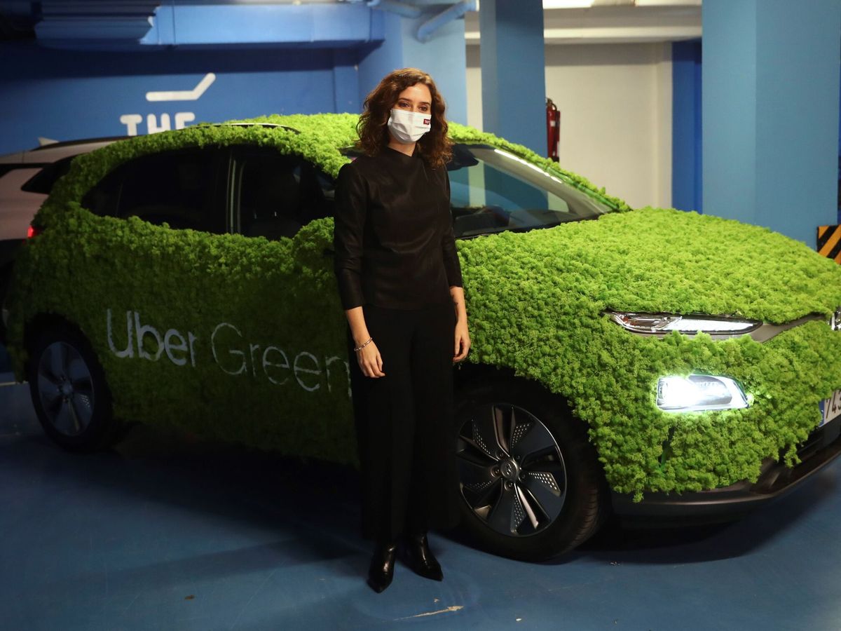 Foto: La presidenta de la Comunidad de Madrid, Isabel Díaz Ayuso, participa en la presentación de Uber Green. (EFE)
