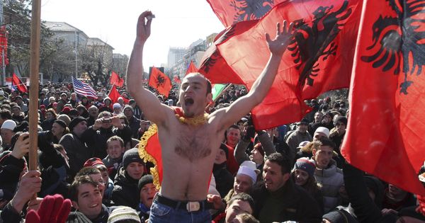 Foto: Albaneses de Kosovo celebran la independencia del país, en febrero de 2008. (Reuters)