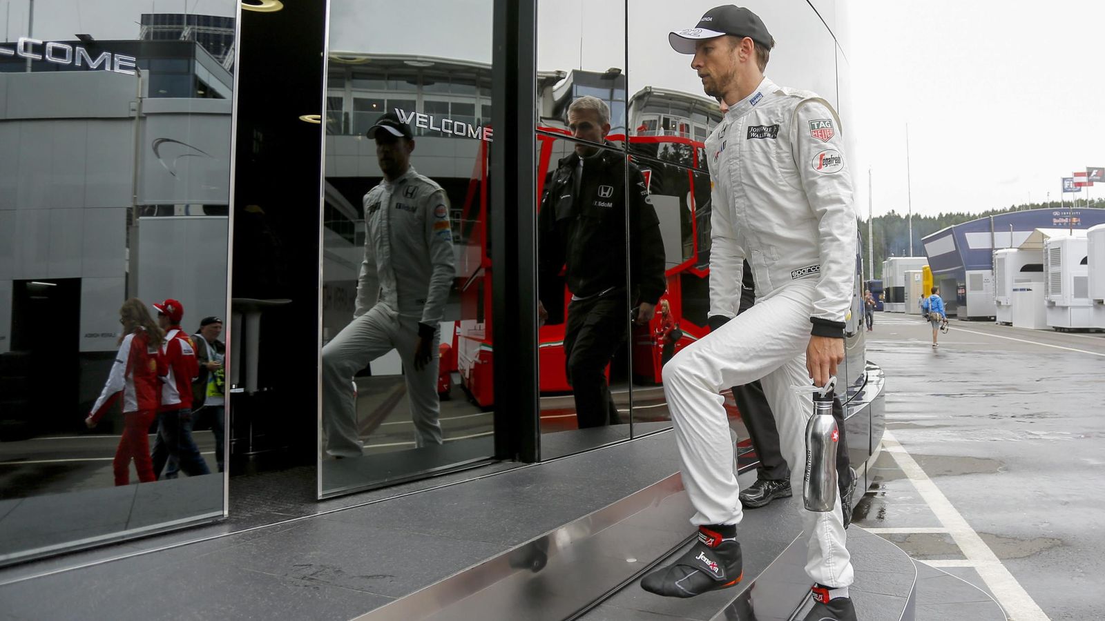 Foto: Jenson Button podría anunciar esta semana, antes del Gran Premio de Japón, que abandonará la Fórmula 1 a final de temporada (Efe)